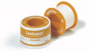 CEROTTO ADESIVO IPOALLERGENICO LEUKOPOR. SUPPORTO: TESSUTO NON TESSUTO BIANCO DI POLIESTERE E VISCOSA ADESIVO POLIACRILICO SENZA RESINE E GOMME NATURALI. 5X5CM MUTABILE - farmagiri